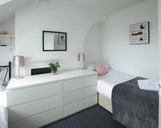 City Centre 4 Bedroom House - Winchester - 1
