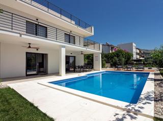 Family House "Villa Gyra" with Private Swimming Pool, Indoor BBQ, Gym and Gaming room! - Podstrana - 8