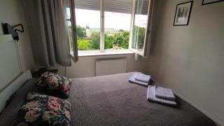 Yellow Peaked Shoe Apartment - 8