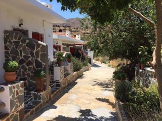 red guesthouse - Flampouria - 6