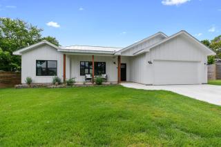 Luxury Home 3blck from Main St with FirePit - Fredericksburg - 5