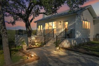 Gorgeous Home with Hot Tub 5min from the River - New Braunfels - 1