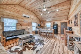 Rustic Cabin with Firepit and Grill - 10 mins to Main St - Fredericksburg - 6