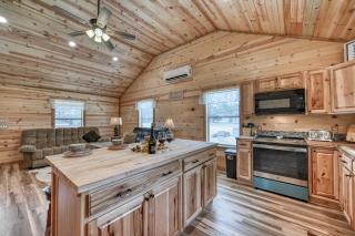 Rustic Cabin with Firepit and Grill - 10 mins to Main St - Fredericksburg - 4