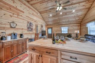 Rustic Cabin with Firepit and Grill - 10 mins to Main St - Fredericksburg - 1