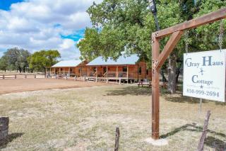 Rustic Cabin with Firepit and Grill - 10 mins to Main St - Fredericksburg - 7