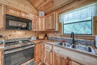 Rustic Cabin with Firepit and Grill - 10 mins to Main St - Fredericksburg - 2