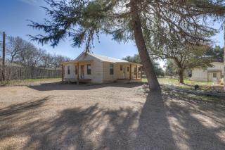 Olive St Ranch with HotTub-Grill and Party Barn - Fredericksburg - 3