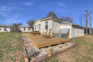 Olive St Ranch with HotTub-Grill and Party Barn - Fredericksburg - 0