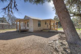 Waylons House-Hot Tub Shared Party Barn with Games - Fredericksburg - 8