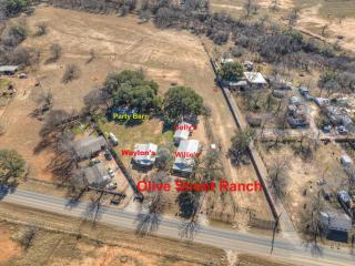 Waylons House-Hot Tub Shared Party Barn with Games - Fredericksburg - 6