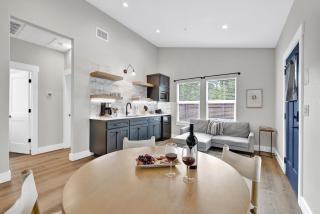 The Grove E with Hot Tub & King Bed - 2 blks to Main - Fredericksburg - 2