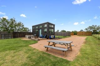 Henley-Lux Tiny Home-Hot Tub-Fire Pit - Fredericksburg - 0
