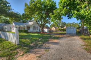 Stunning Home with Hot Tub & Grill Just 2 Blks from Main St! - Fredericksburg - 8