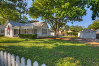 Stunning Home with Hot Tub & Grill Just 2 Blks from Main St! - Fredericksburg - 4