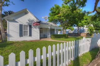 Stunning Home with Hot Tub & Grill Just 2 Blks from Main St! - Fredericksburg - 2