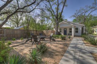 The Grove D with Hot Tub & King Beds - Walk to Main - Fredericksburg - 7