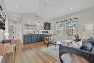 The Grove D with Hot Tub & King Beds - Walk to Main - Fredericksburg - 2