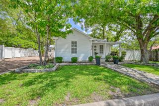 Charming Cottage Near Main with Patio&FirePit!! - Fredericksburg - 0