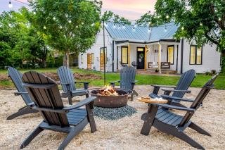 Poplar Place Main House with Hot tub-1 mi to Main St - Fredericksburg - 0