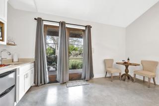 Schubert Inn Suite A with Pool-Grill - 2Blks to Main - Fredericksburg - 6