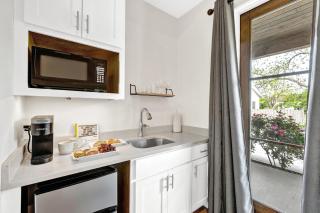 Schubert Inn Suite A with Pool-Grill - 2Blks to Main - Fredericksburg - 4
