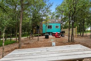 Willie the Modern Tiny Home w/Hot-tub & FireTable - Fredericksburg - 0