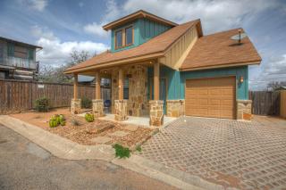 Luxury Modern Home with Hot tub Deck & Firepit! - Fredericksburg - 0