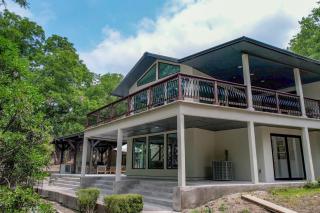 Luxury Riverfront Villa with Firepit & Gameroom! - Canyon Lake - 0