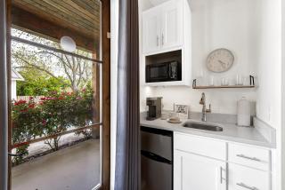 Schubert Inn Suite-B with Pool & Grill - Walk to Main - Fredericksburg - 3
