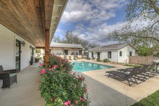 Schubert Inn Suite-B with Pool & Grill - Walk to Main - Fredericksburg - 0