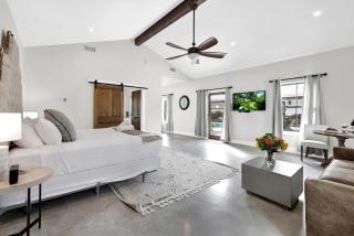 Schubert Inn Cottage - Pool - Walk to Main St - Fredericksburg - 2
