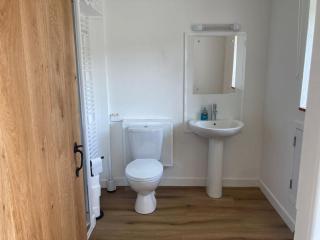 Pet Friendly 1Br Modernised Cottage with Fibre WiFi - 3
