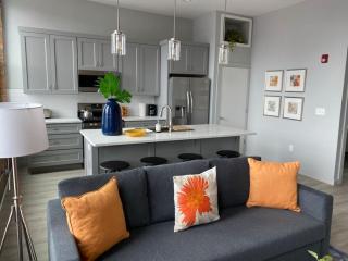 ZANGO Explore OTR and Downtown from a Renovated Condo - 6