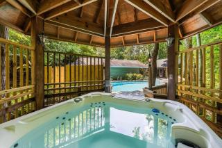 Bourbon Hollow Lodge with Hot Tub and Pool plus Game Room only 5 min to downtown - 8