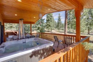 Spacious Duck Creek Village Cabin with Hot Tub! - 0