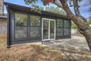 Eclectic Fun Haus with Hot Tub - 3 Min Drive to Main - Fredericksburg - 8