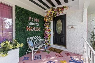 Pink Shutter House - 8