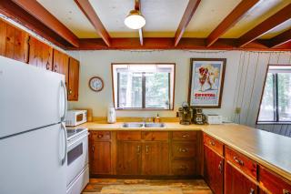 Crystal Mountain Cabin with Cozy Fireplace! - Thompsonville - 4