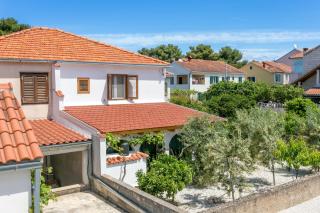 Apartments with a parking space Mirca, Brac - 729 - Supetar - 8