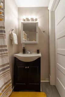 Renovated 1 Bed 1 Bath KING BED Near Downtown - 1