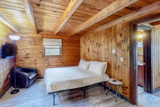 Modern Log Chalet - Upper Level - Montgomery - 3