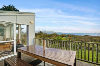 Olde Beach Pearl - Waikanae Beach Holiday Home - 0