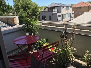 Radiance - Chic Fitzroy Street Apartment - 2