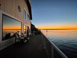 WhidbeyBeachHouse, an Oceanfront Getaway on a Private Beach - Langley - 4