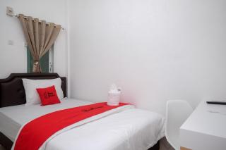 RedDoorz Plus At Lovina Inn Tonrangeng River Side - Parepare - 5