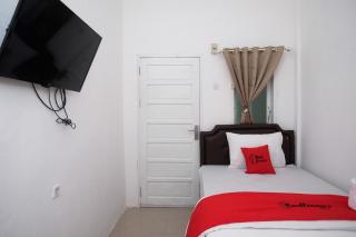 RedDoorz Plus At Lovina Inn Tonrangeng River Side - Parepare - 7