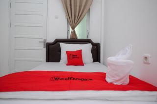 RedDoorz Plus At Lovina Inn Tonrangeng River Side - Parepare - 3