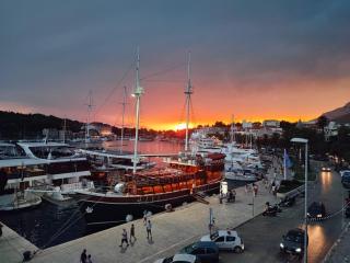 PORT on riva with parking and sea view - Makarska - 9