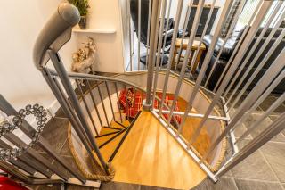 UPSIDE DOWN HOUSE - Sleeps up to 6 Guests - Great for Family and Friends Gatherings,Corporate events ,Near Sherwood Forest at Fairview Farm in Nottingham set in 88 acres - Nottingham - 3